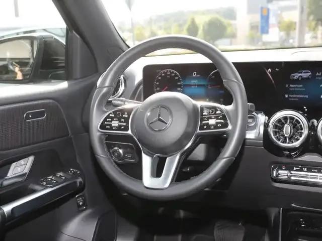 Mercedes-Benz EQB 300