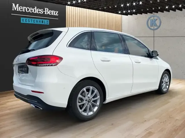 Mercedes-Benz B 180