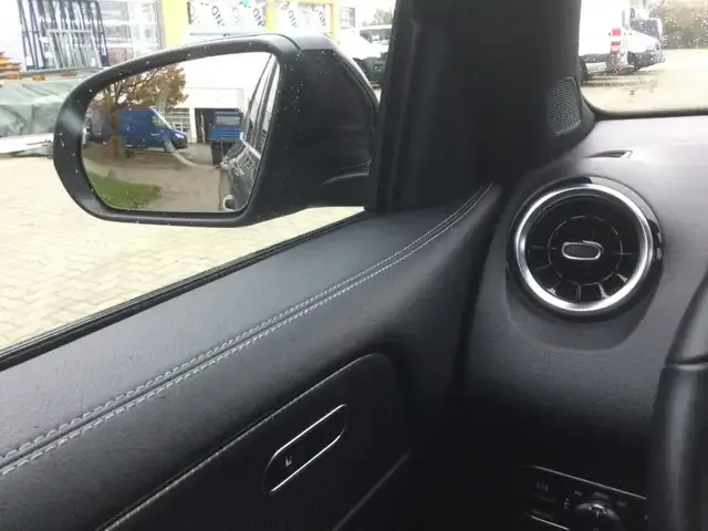 Mercedes-Benz GLB 220