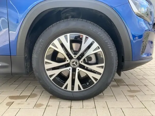 Mercedes-Benz GLB 220