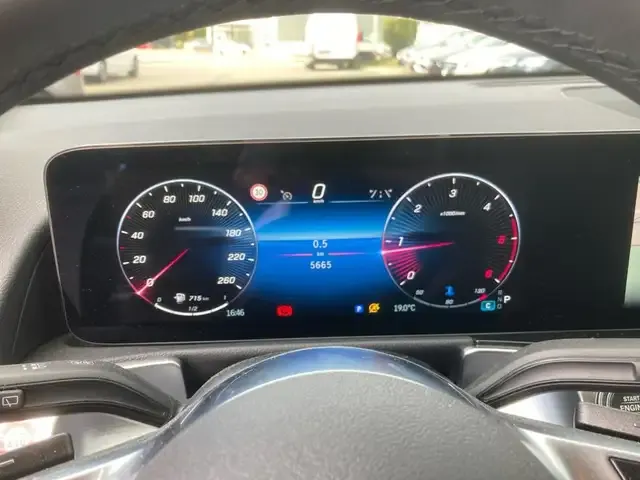 Mercedes-Benz GLB 220