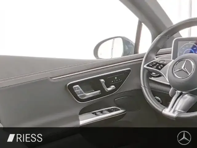 Mercedes-Benz EQE 300