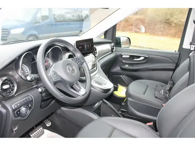 Mercedes-Benz V 220