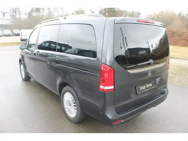 Mercedes-Benz V 220