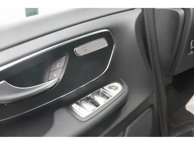 Mercedes-Benz V 220
