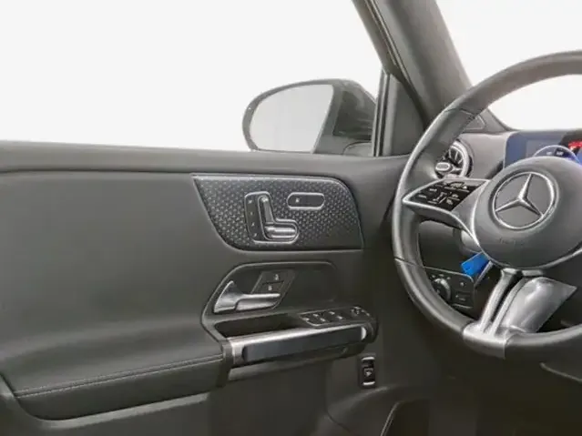 Mercedes-Benz EQB 300