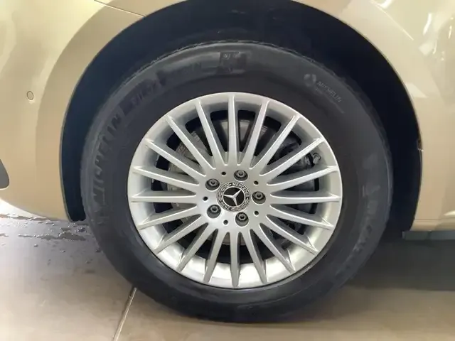 Mercedes-Benz V 220