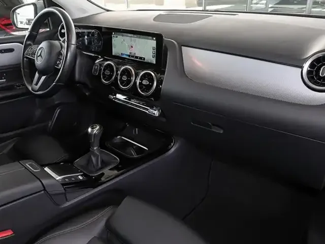 Mercedes-Benz B 180