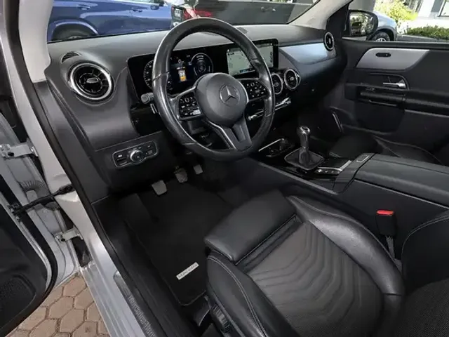 Mercedes-Benz B 180