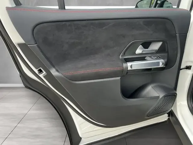 Mercedes-Benz GLB 220