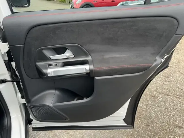 Mercedes-Benz GLB 220