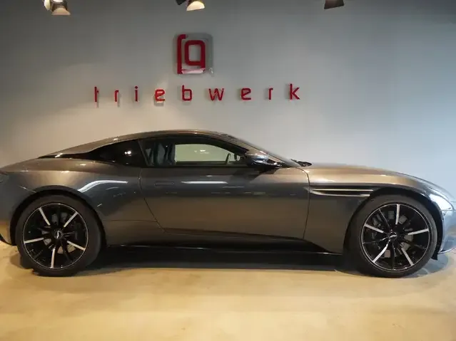 Aston Martin DB11