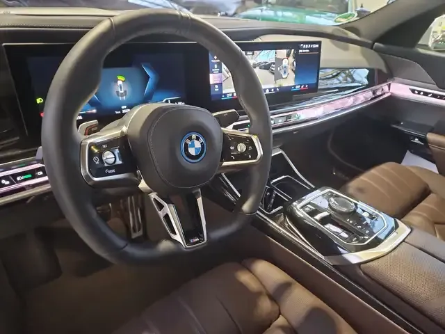 BMW i7