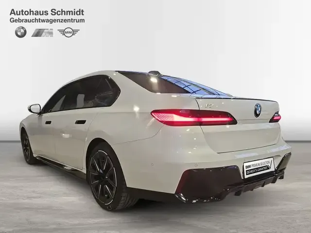 BMW i7