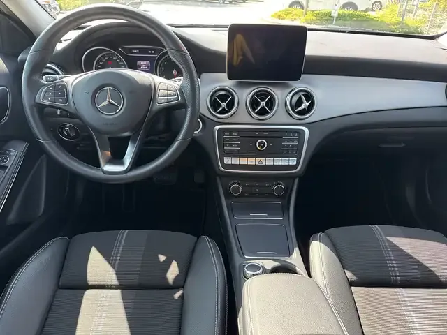 Mercedes-Benz GLA 220