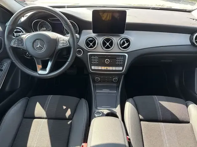 Mercedes-Benz GLA 220