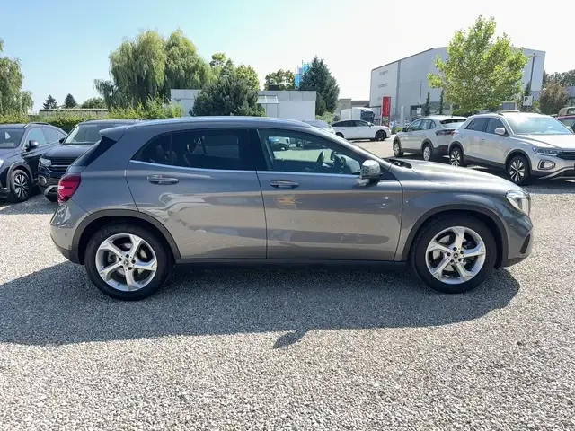 Mercedes-Benz GLA 220