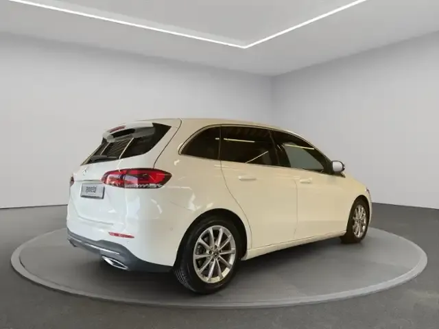 Mercedes-Benz B 180