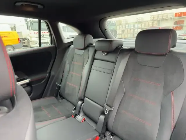 Mercedes-Benz GLA 220