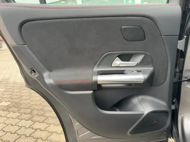 Mercedes-Benz GLA 220