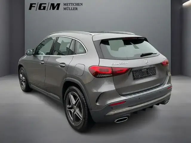 Mercedes-Benz GLA 220