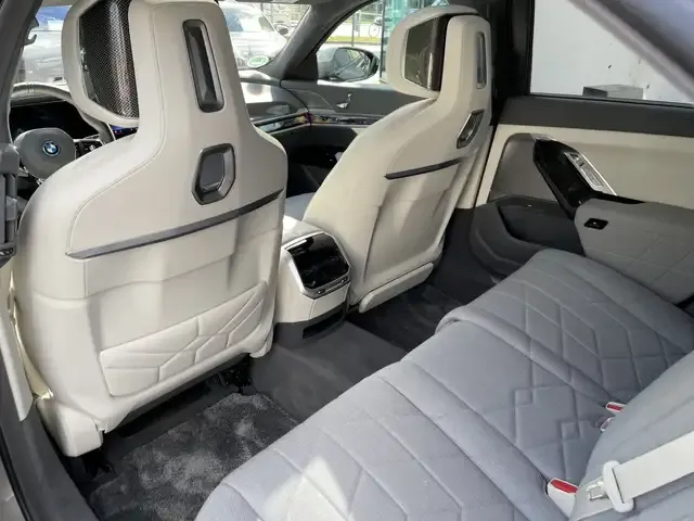 BMW i7