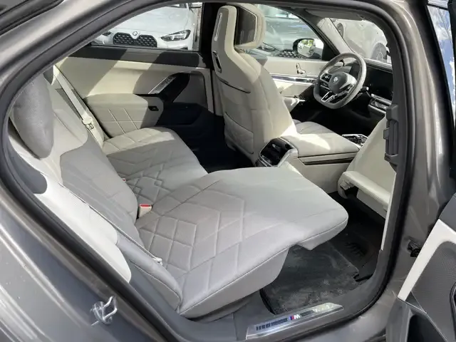 BMW i7