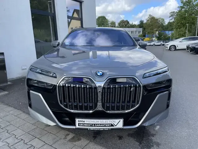 BMW i7