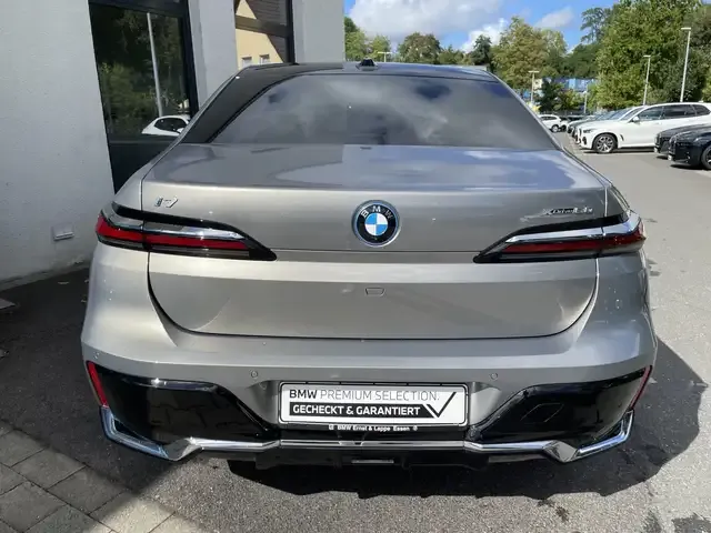BMW i7