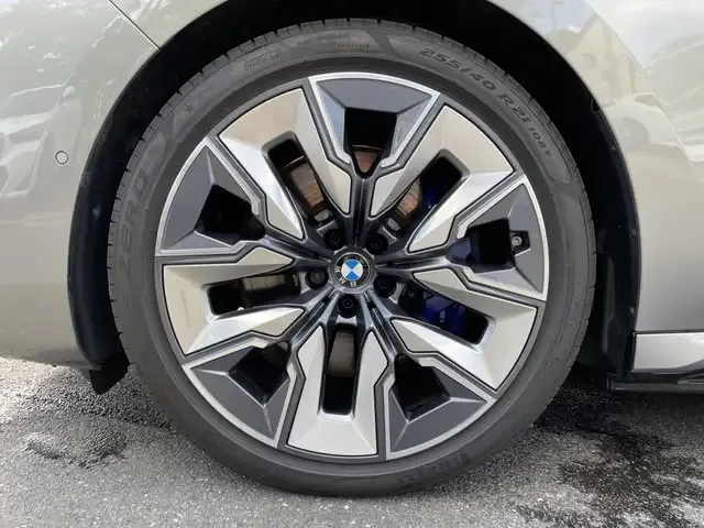 BMW i7