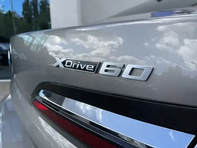 BMW i7