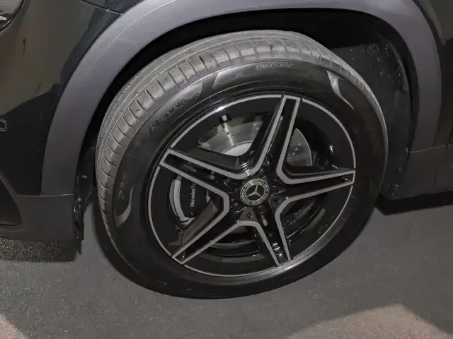 Mercedes-Benz GLB 220