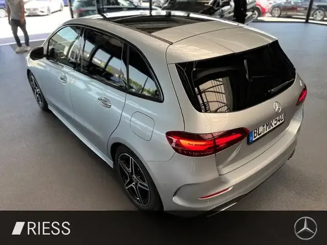 Mercedes-Benz B 180