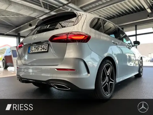Mercedes-Benz B 180