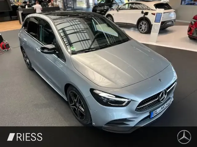 Mercedes-Benz B 180