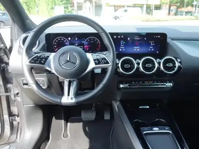 Mercedes-Benz B 180