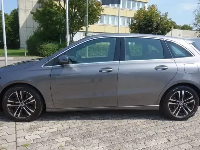 Mercedes-Benz B 180