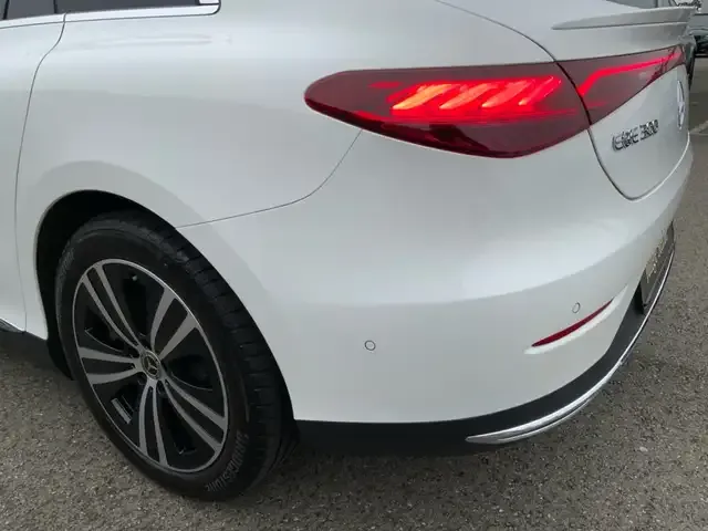 Mercedes-Benz EQE 300