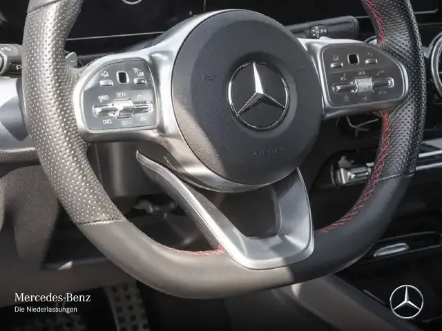 Mercedes-Benz GLB 220