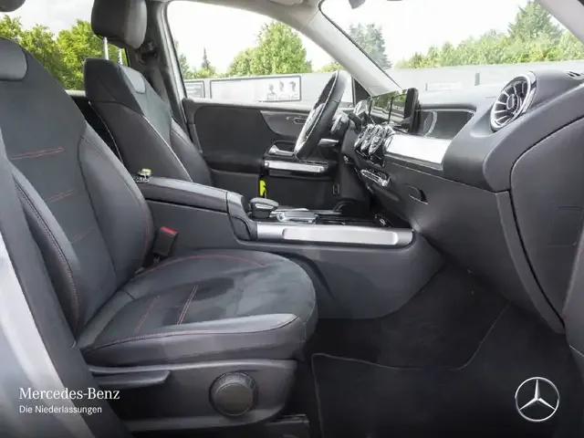 Mercedes-Benz GLB 220