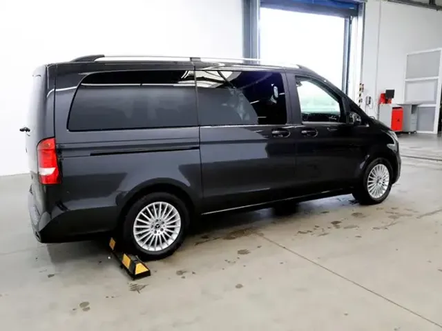 Mercedes-Benz V 220