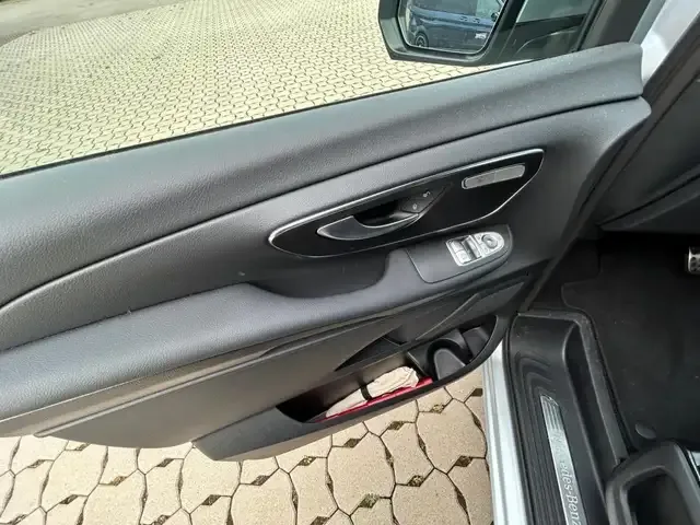 Mercedes-Benz V 220