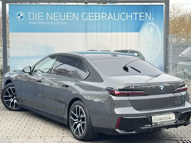 BMW i7