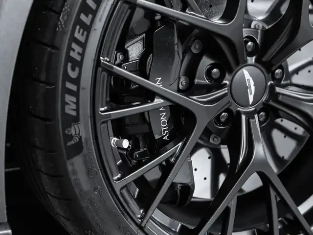 Aston Martin DB12