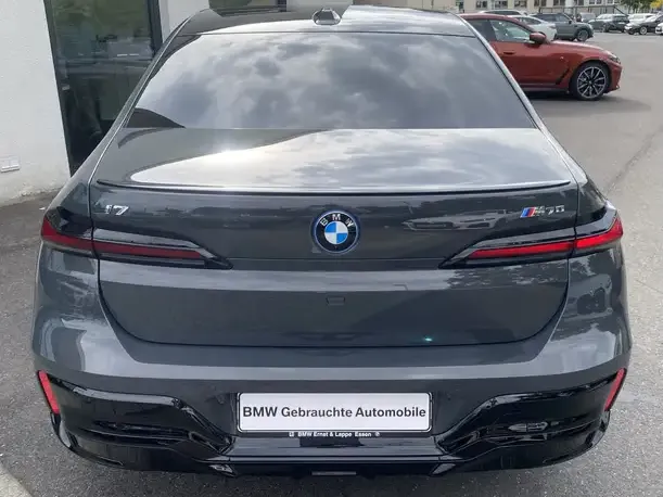 BMW i7