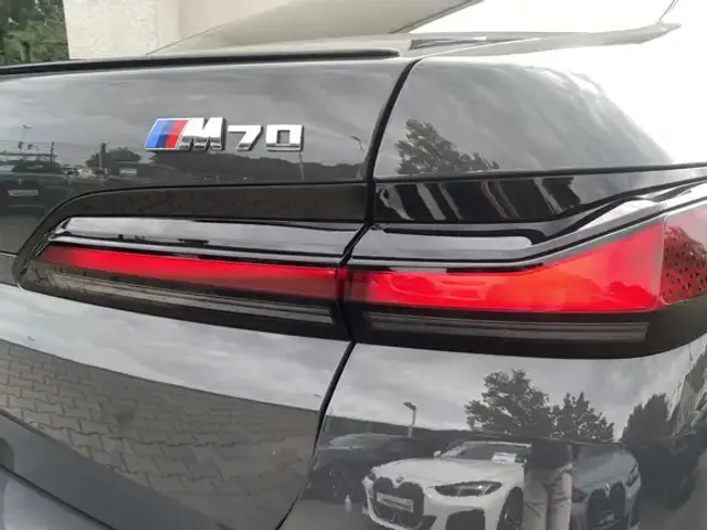 BMW i7