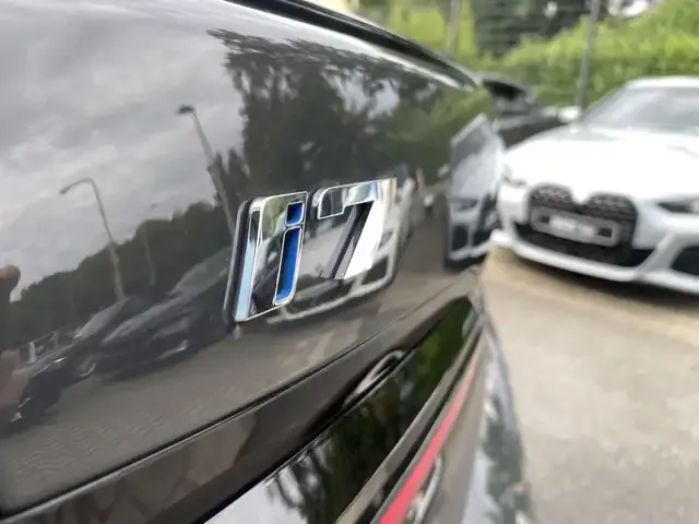 BMW i7