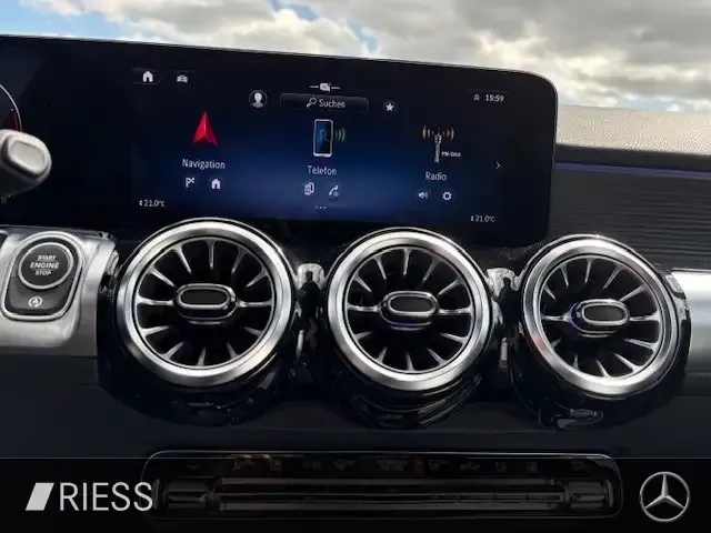 Mercedes-Benz GLB 220