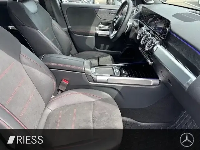 Mercedes-Benz GLB 220