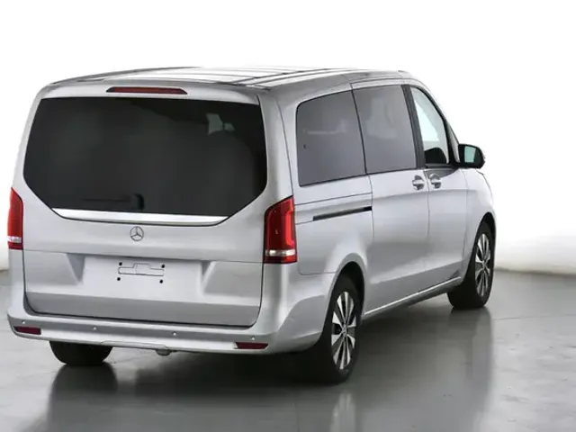 Mercedes-Benz V 220